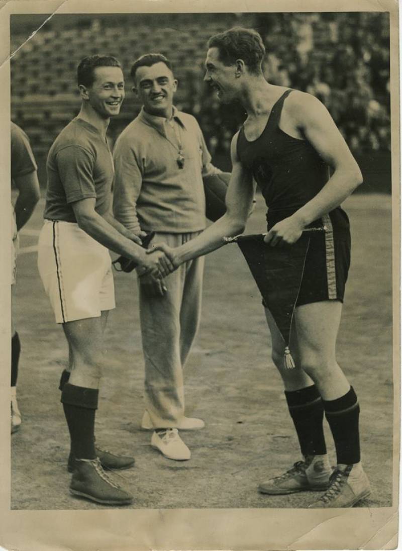 Amicale poignée de main entre les capitaines français et belge, Etienne Onimus (à gauche) et Robert Brouwer, lors de l’échange des fanions. Photo : Musée du Basket