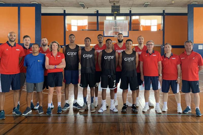 L'Équipe de France 3x3 et le staff technique - Photo : FFBB