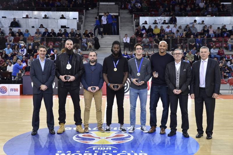 Equipe de France 3x3 et son staff lors de l'hommage à Rouen - Photo : Bellenger/IS/FFBB