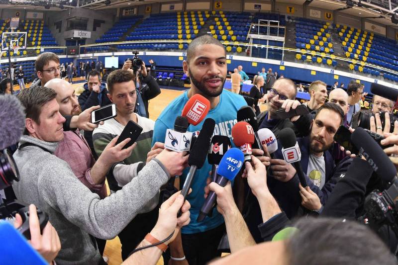 Nicolas Batum a été très sollicité par les médias - Photo : NBAE / Getty Images 